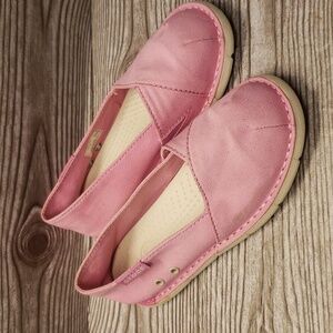 Crocs pink canvas youth loafers size 1